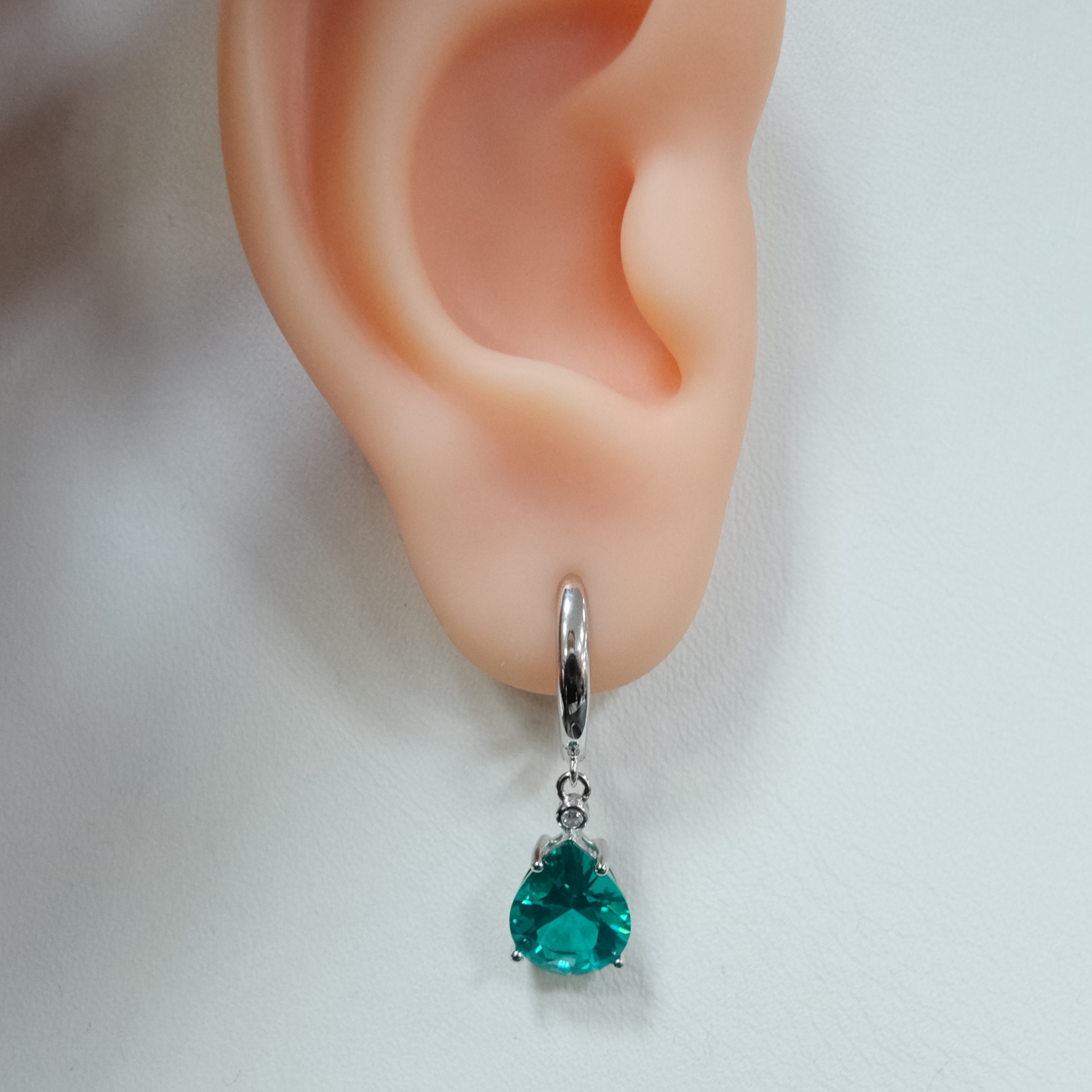 Серебряные серьги с зеленой шпинелью